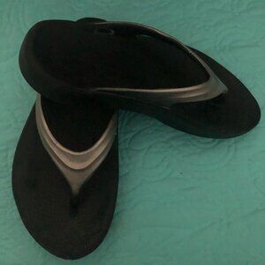 OOFOS SANDLES FLIP FLOPS GOLD SIZ 6